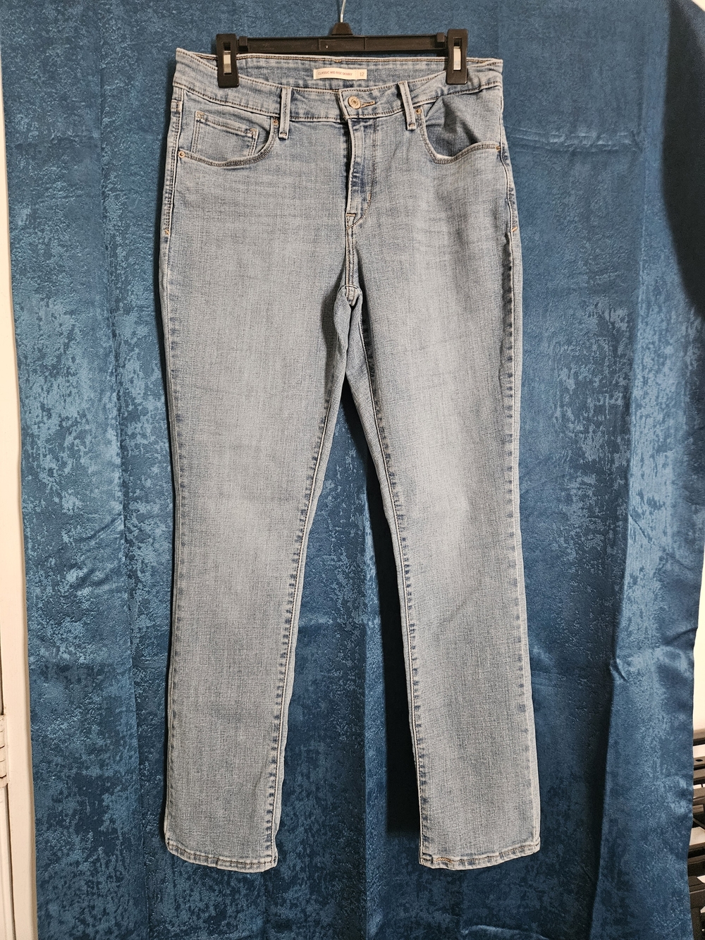 Light Wash Women's Straight-Leg Jeans - Classic Casual Style